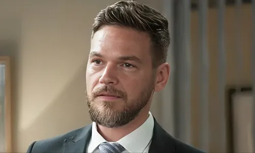 
					'Dona de Mim': Emílio Dantas entra na novela e explica sumiço de Ellen
				
				