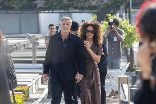   					Dona de Mim: veja fotos do enterro emocionante de Abel  				  				
