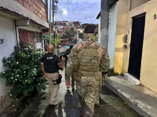 
				
					Doze pessoas são presas em operação contra grupos criminosos na Bahia
				
				