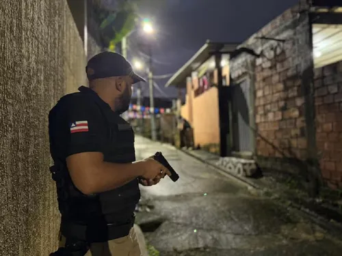 
				
					Doze pessoas são presas em operação contra grupos criminosos na Bahia
				
				