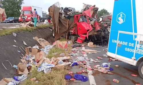 
					Duas pessoas morrem após batida entre caminhões na BR-116
				
				