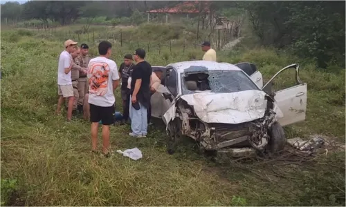 
					Duas pessoas morrem e cinco ficam feridas em batida entre carros
				
				