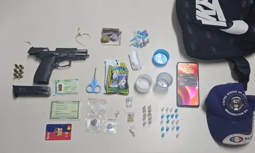 
				
					Dupla é presa com arma e drogas na Região Metropolitana de Salvador
				
				
