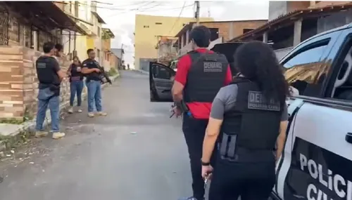   					Dupla é presa suspeita de repassar armas e munições para facção na BA  				  				