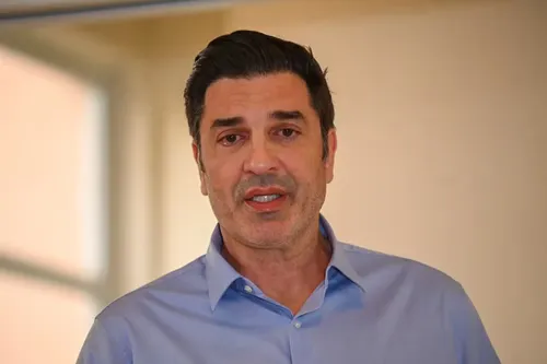 
					Edu Guedes cai no choro e revela que mentiu para filhos sobre câncer
				
				