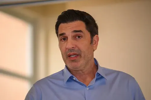 
					Edu Guedes cai no choro e revela que mentiu para filhos sobre câncer
				
				