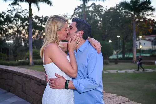 
					Edu Guedes cai no choro e revela que mentiu para filhos sobre câncer
				
				