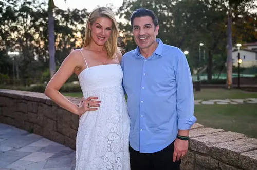 
					Edu Guedes cai no choro e revela que mentiu para filhos sobre câncer
				
				