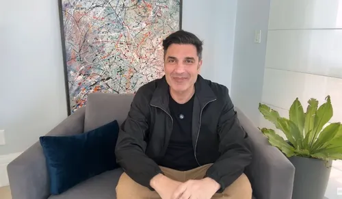 
					Saiba quando Edu Guedes volta à TV após cirurgia contra câncer
				
				