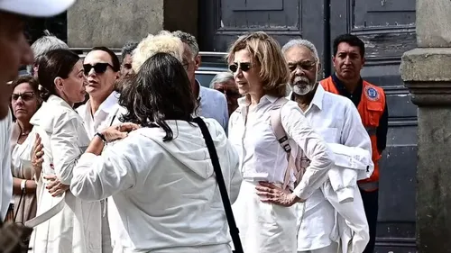 
					Emocionado, Gilberto Gil se despede da filha Preta Gil com um beijo
				
				