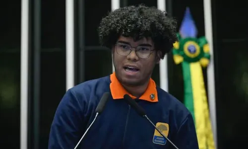 
					Estudante de 17 anos da Bahia assume vaga em programa do Senado
				
				