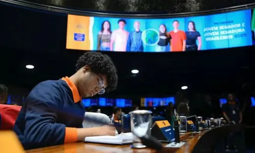 
					Estudante de 17 anos da Bahia assume vaga em programa do Senado
				
				