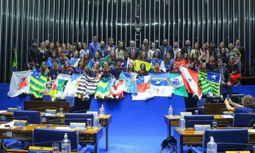 
					Estudante de 17 anos da Bahia assume vaga em programa do Senado
				
				