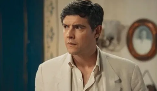 
					'Êta Mundo Melhor': Candinho e Zulma se beijam e plano de Sandra falha
				
				