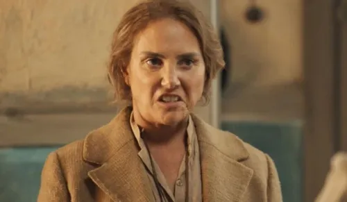 
					'Êta Mundo Melhor': Samir faz pedido inesperado e surpreende Candinho
				
				