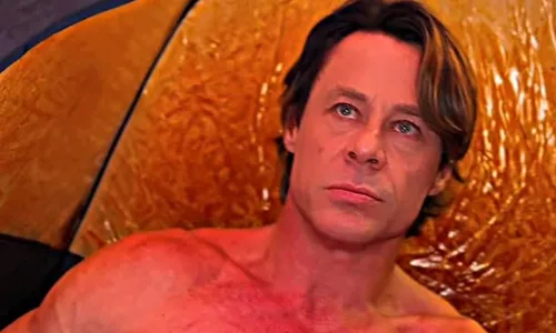 
					Ex-A Fazenda, Theo Becker expõe 12 internações por vício em drogas
				
				