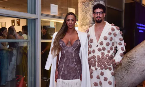   					Ex-BBBs Aline Patriarca e Vinicius combinam looks ousados no SPFW  				  				