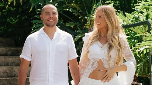 
				
					Ex-Jammil, Levi Lima faz rara aparição ao lado da esposa grávida
				
				
