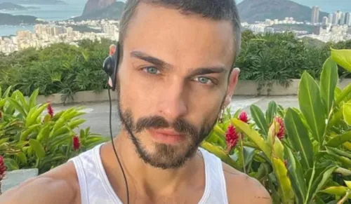 
					Ex-ator da Globo, Felipe Selau, é encontrado morto em apartamento
				
				