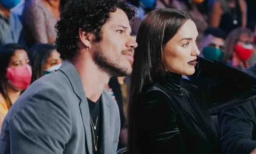 
					José Loreto é flagrado de mãos dadas com mulher e web aponta affair
				
				