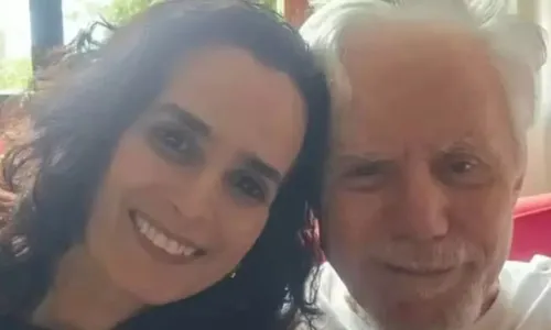   					Ex-galã da Globo surge em foto rara com namorada 49 anos mais jovem  				  				
