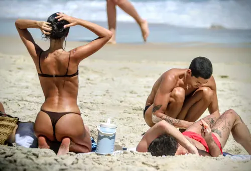 
					Ex-namorados, Bruna Marquezine e João Guilherme curtem praia juntos
				
				