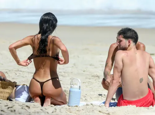 
					Ex-namorados, Bruna Marquezine e João Guilherme curtem praia juntos
				
				