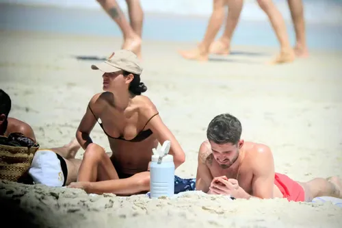 
					Ex-namorados, Bruna Marquezine e João Guilherme curtem praia juntos
				
				