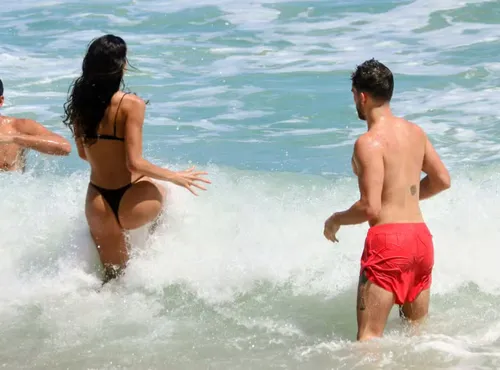 
					Ex-namorados, Bruna Marquezine e João Guilherme curtem praia juntos
				
				