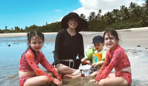   					Fabiana Justus vai à praia com filhos após tratamento contra o câncer  				  				