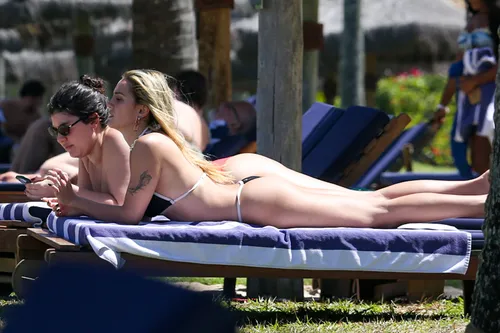 
					Fafá de Belém, Luisa Perissé e mais famosos curtem litoral baiano
				
				