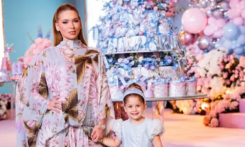 
					Família de Vini Jr. marca presença em festa de filha de Virginia; FOTO
				
				