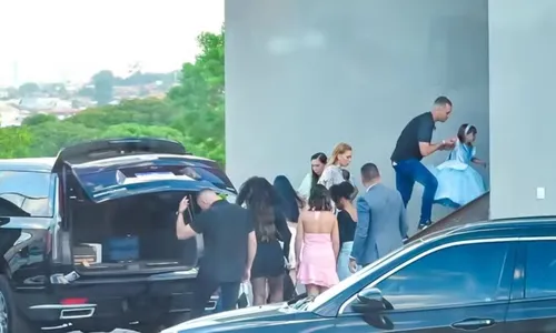 
					Família de Vini Jr. marca presença em festa de filha de Virginia; FOTO
				
				