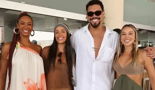 
				
					Famoso flerta com ex-BBB Vinícius Nascimento e agita a web
				
				