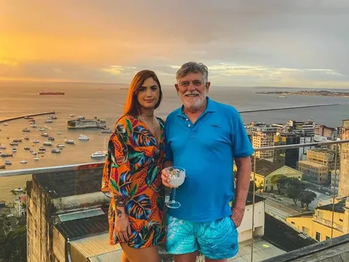 
					Faustão, Justus e mais: 12 famosos casados com pessoas bem mais jovens
				
				