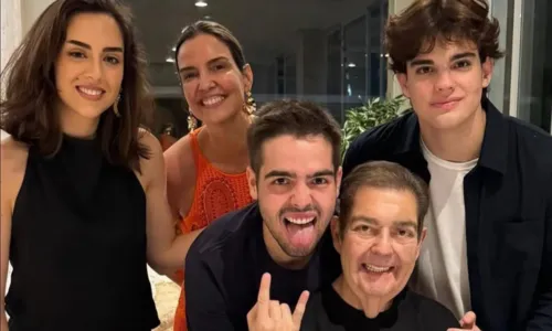 
					Faustão surge em fotos raras ao lado da esposa e filhos: 'A resposta'
				
				