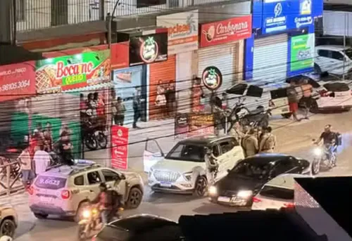 
					Feira de Santana: mulher de 26 anos é baleada na cabeça em carro
				
				