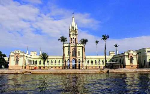 
					Bruna Marquezine ganha surpresa em pleno show de Caetano Veloso
				
				