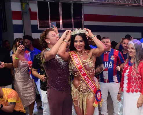 
					Filha de Belo prestigia Gracyanne em coroação como Rainha de Bateria
				
				