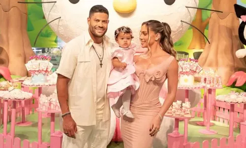
				
					Filha de Hulk ganha festa luxuosa de um ano com bolo de quase 3 metros
				
				