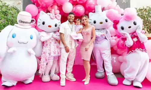 
				
					Filha de Hulk ganha festa luxuosa de um ano com bolo de quase 3 metros
				
				