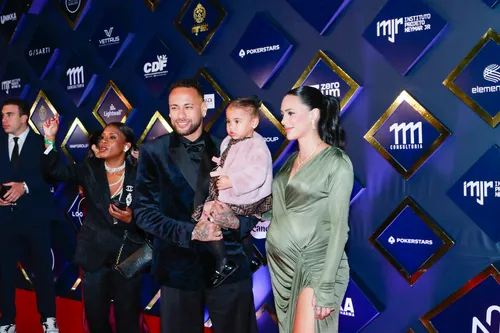 
				
					Filha de Neymar rouba a cena com look de valor astronômico em leilão
				
				