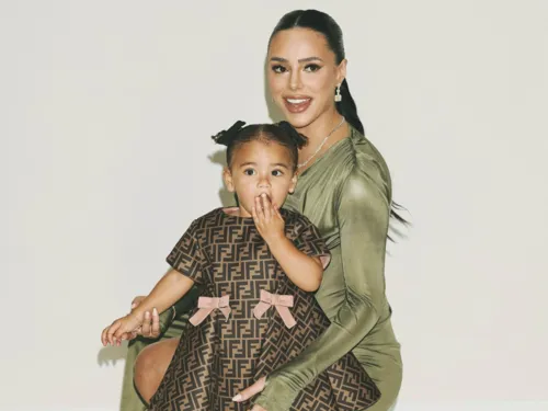 
				
					Filha de Neymar rouba a cena com look de valor astronômico em leilão
				
				