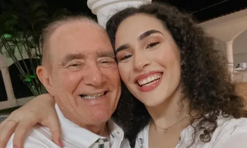 
					Filha de Renato Aragão se revolta com boato sobre pai: 'Absurdo'
				
				