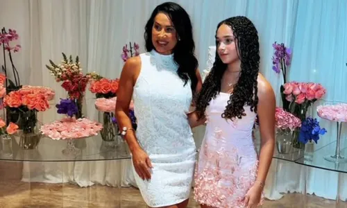   					Filha de Scheila Carvalho e Tony comemora 15 anos com festão em mansão  				  				