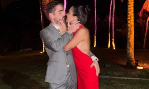 
					Filho de Faustão posa aos beijos com nova namorada na Bahia
				
				