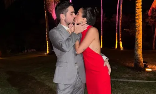 
					Filho de Faustão posa aos beijos com nova namorada na Bahia
				
				