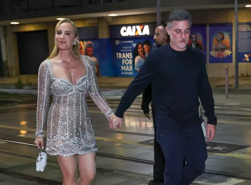 
					Filho de Luciano Huck dá festão de 18 anos com famosos; FOTOS
				
				