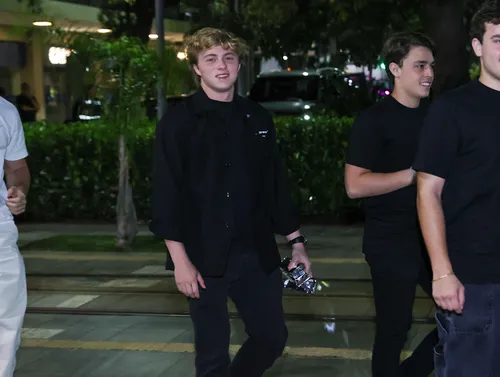 
					Filho de Luciano Huck dá festão de 18 anos com famosos; FOTOS
				
				