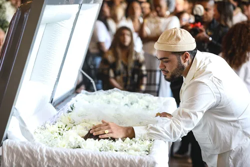 
					Filho de Preta Gil se emociona e chora em velório da cantora
				
				